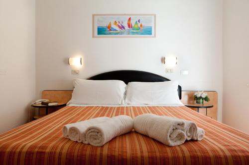 Double or Twin Room image 3