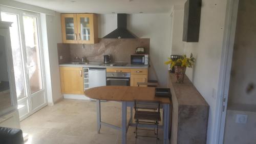 Kitchen, Charmant Appartement Neuf Le Taoume in Eoures