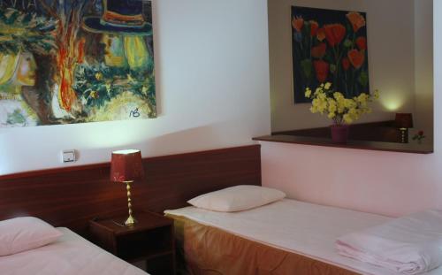 Single Room image 9