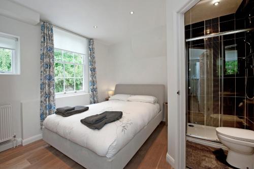 Koupelna, The Apartment, 24 West End Terrace, Winchester in Winchester