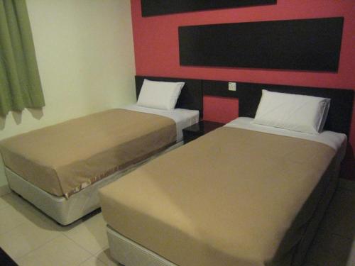 Tropicana Inn Stop at Tropicana Inn to discover the wonders of Sitiawan. The property offers a high standard of service and amenities to suit the individual needs of all travelers. Service-minded staff will welcome