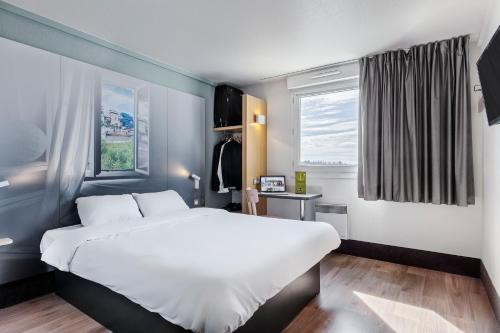 B&B Hotel Lyon Grand Stade Meyzieu Set in a prime location of Meyzieu, B&B Hôtel Lyon Grand Stade Meyzieu puts everything the city has to offer just outside your doorstep. Offering a variety of facilities and services, the property pr