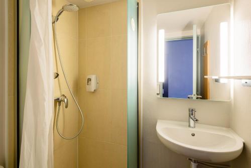 Ванна кімната, B&B HOTEL Narbonne 1 in Narbonne