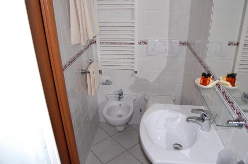 Double or Twin Room image 7