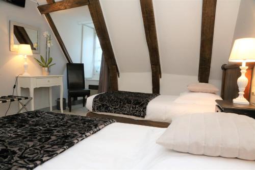 1 double bed, 1 twin bed