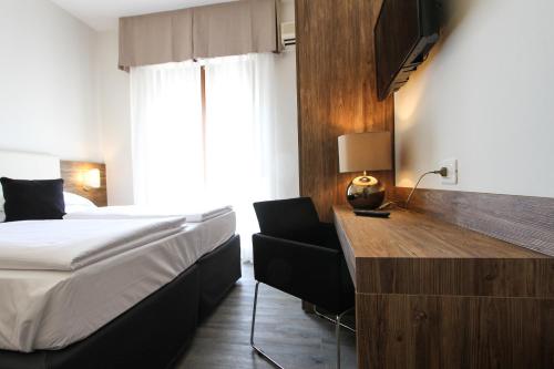 Superior Double Room with Balcony image 10