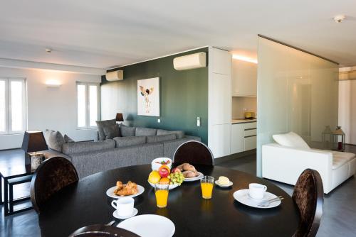 One-Bedroom Apartment with Panoramic View image 10