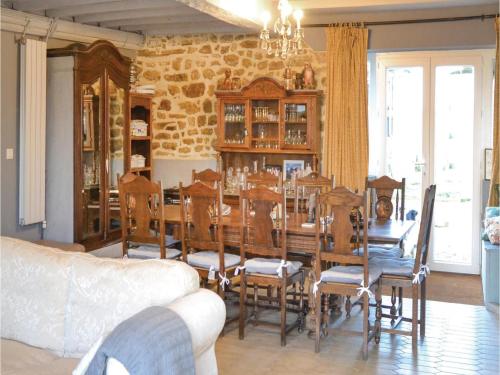 Seven-Bedroom Holiday Home in Fougerolles du Plessis gîte à louer Vieuvy