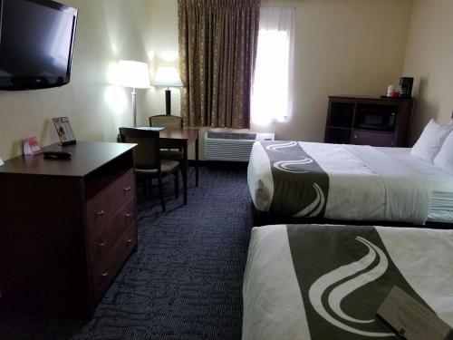 2 queen beds