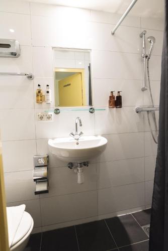 Double Room with Canal View image 8