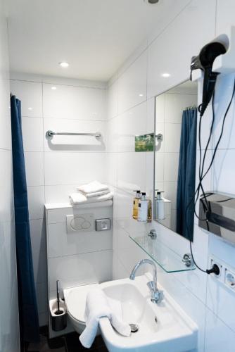 Small Single Room image 2