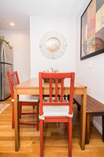 Sunny spacious 2 bed plus den,MBTA,mins to Boston