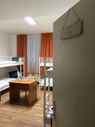 Dormitory Room with Shared Bathroom (5 Adults)