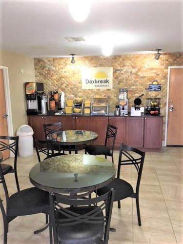 Days Inn by Wyndham Sulphur LA - image 7