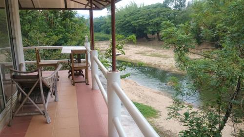 ラチャブリー Baantantara 3つ星 ホテル プール