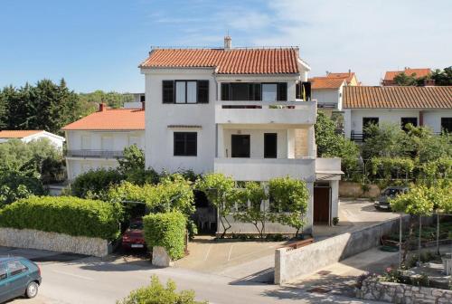 Apartments with a parking space Krk - 5327 Krk
