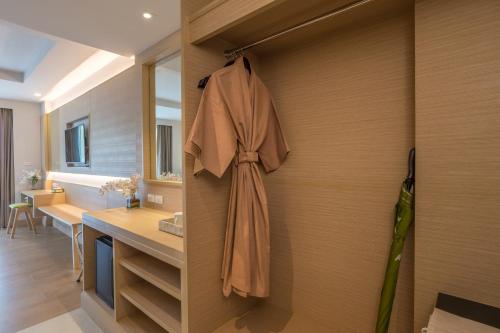 room detail thumbnail 2