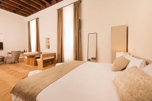 ICON Rosetó by Petit Palace - image 12
