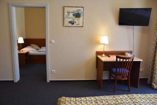 Aparthotel Austria Suites - image 5