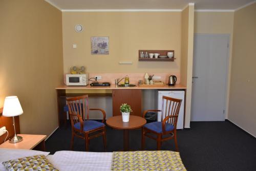 Aparthotel Austria Suites - image 4