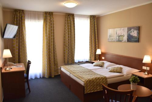 Aparthotel Austria Suites - image 13