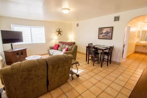 Stagecoach Suites - image 2