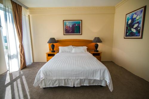 . Hotel Feni