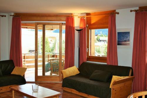 2 bedrooms, 5 beds