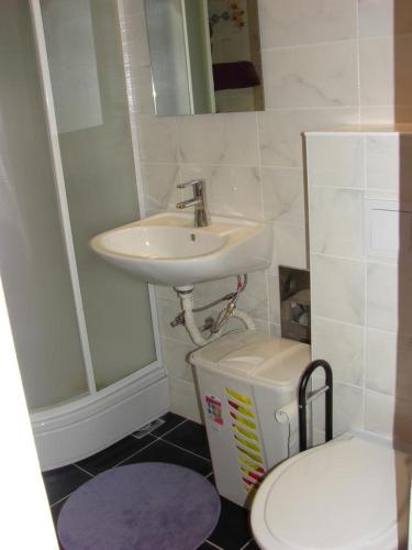 One-Bedroom Apartment image 2