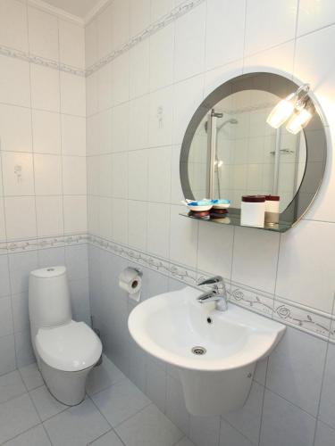 Paradise Hotel - image 8