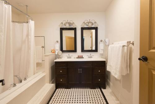 Suite, spa bathtub