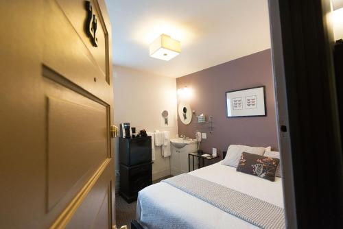 Double Room 22 with Shared Bathroom