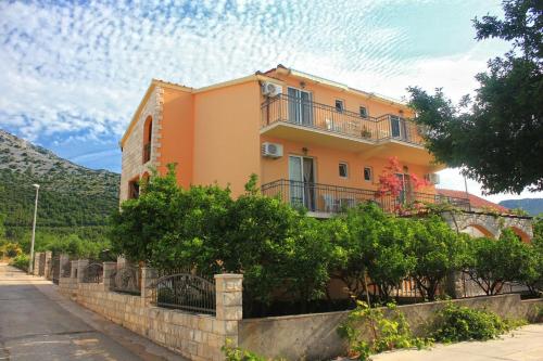 Apartments with a parking space Orebic Peljesac - 10194 