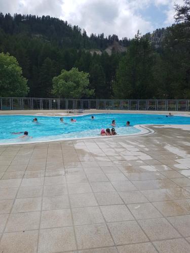 สระว่ายน้ำ, Front de Neige Isola 2000 in อีโซลา