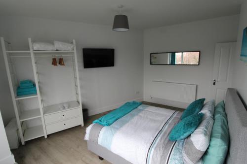 Guestroom, 2 Serviced Apartments in Childwall-South Liverpool - Each Apartment Sleeps 6 in Halewood