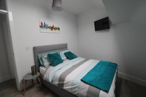 2 Serviced Apartments in Childwall-South Liverpool - Each Apartment Sleeps 6 in Halewood