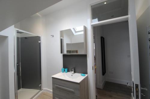 Bathroom, 2 Serviced Apartments in Childwall-South Liverpool - Each Apartment Sleeps 6 in Halewood