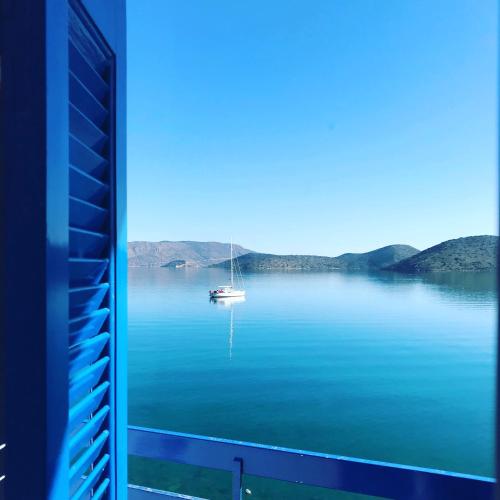  Sea-front Cozy Apartment, Unterkunft in Elounda