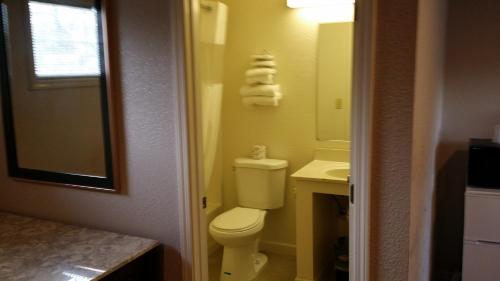Redwood Inn Willits - image 2