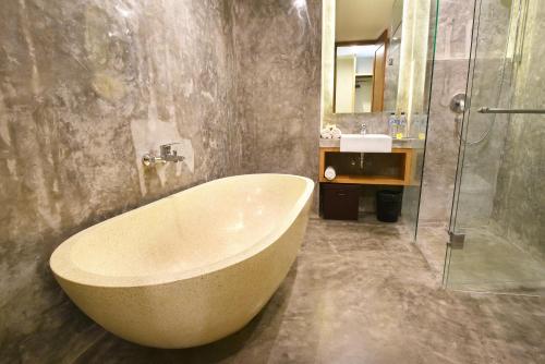 room detail thumbnail 2