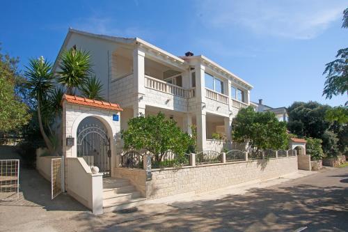  Nevija Apartment, Pension in Čara