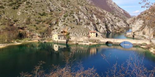 A szálláshely kívülről, La Locanda Del Lago Lucciola in Villalago