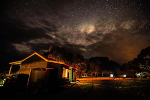 12 Apostles Cottages Stop at 12 Apostles Cottages to discover the wonders of Great Ocean Road - Port Campbell. The hotel offers guests a range of services and amenities designed to provide comfort and convenience. Take ad