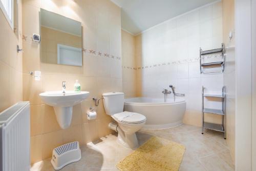 Three-Bedroom Apartment -Split level-18 Uzdrowiskowa Street image 2