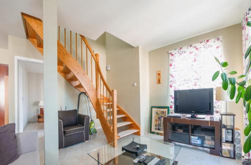 Three-Bedroom Apartment -Split level-18 Uzdrowiskowa Street image 3