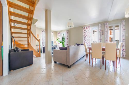 Three-Bedroom Apartment -Split level-18 Uzdrowiskowa Street image 5