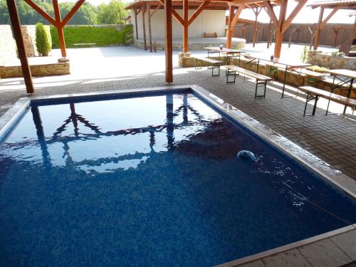 สระว่ายน้ำ, Restaurace Vráž (Restaurace Vraz) in ฮลูโบกา นาด เวลทาวู