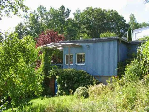 blaues Haus am See in Schwarz, Deutschland