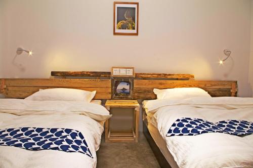 2 twin beds