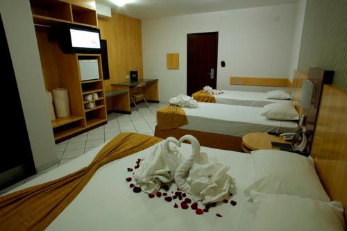 2 queen beds, 1 twin bed